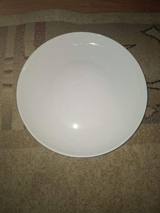 Тарелки, прищепки, крышки.