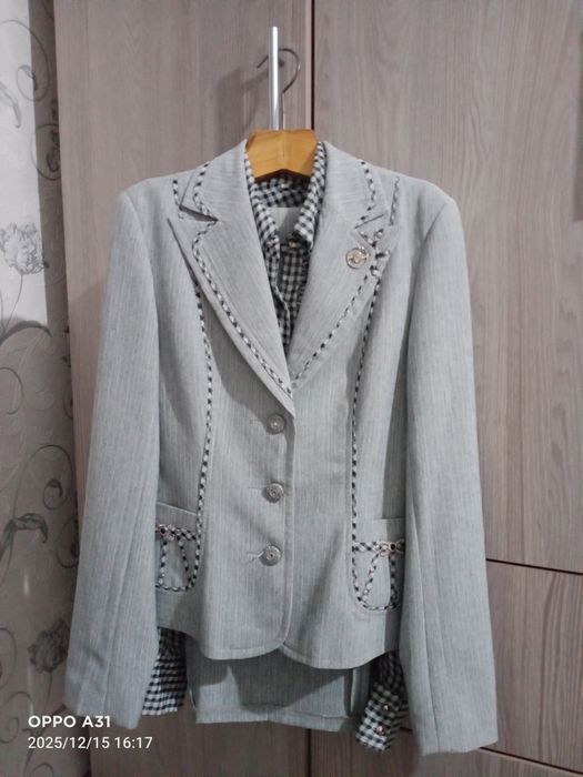 Продаю брючный костюм