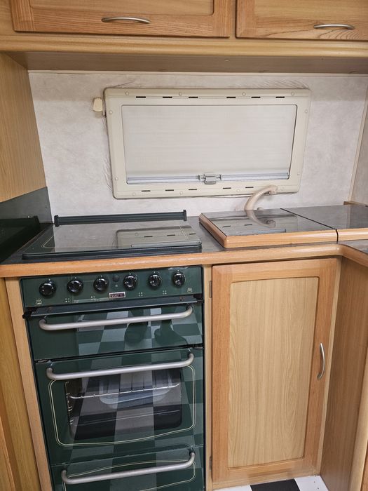 Намалена цена! Регистрирана, 2-местна лека каравана с 2 форселта и мув