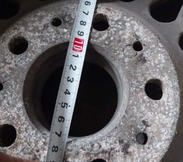 Диски R15 на BMW. Один отличается.