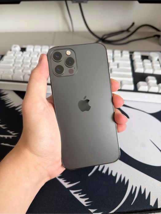 iPhone 12 Pro в идеальном состоянии