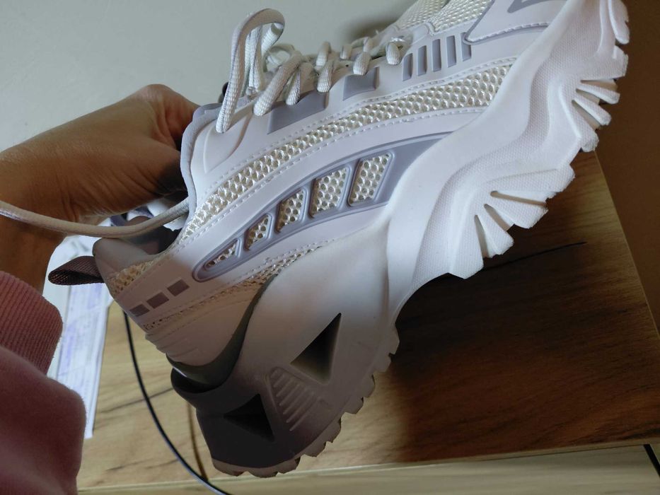 Бели сникърси и оранжеви обувки с ток Steve Madden маратонки Nike