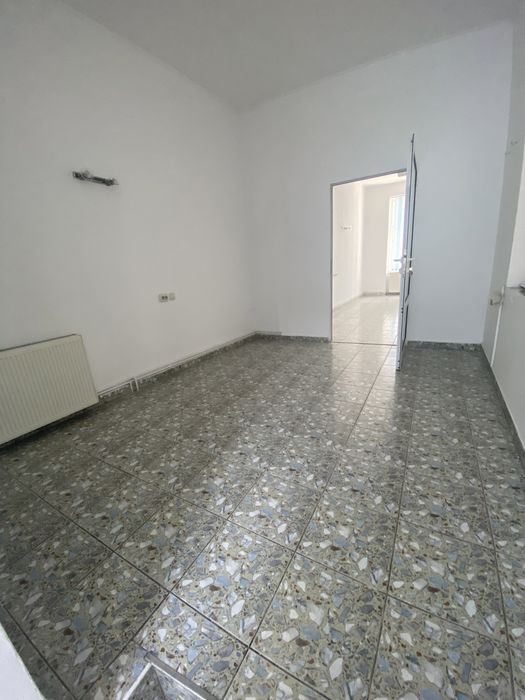 Proprietar- spatiu comercial/ apartament cu subsol 60 mp str. Metianu