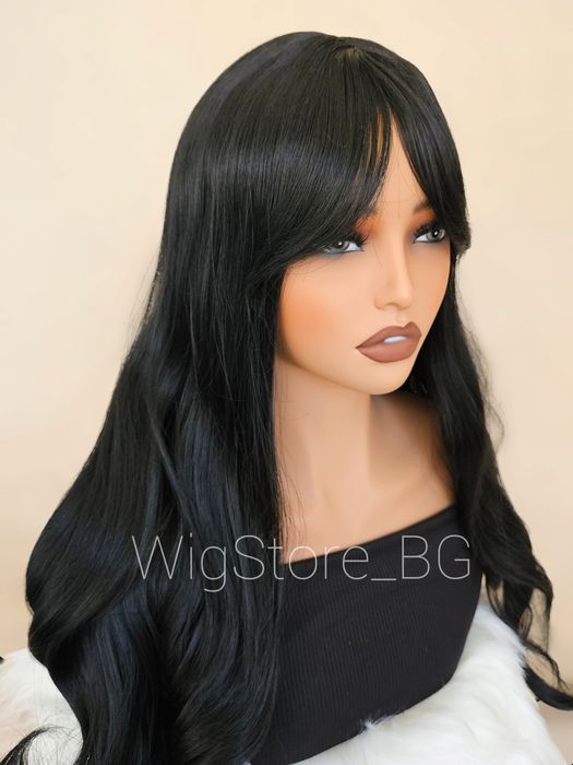 Дълга на вълни черна перука с бретон