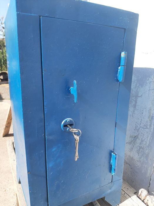 Продаётся сейф металлический.