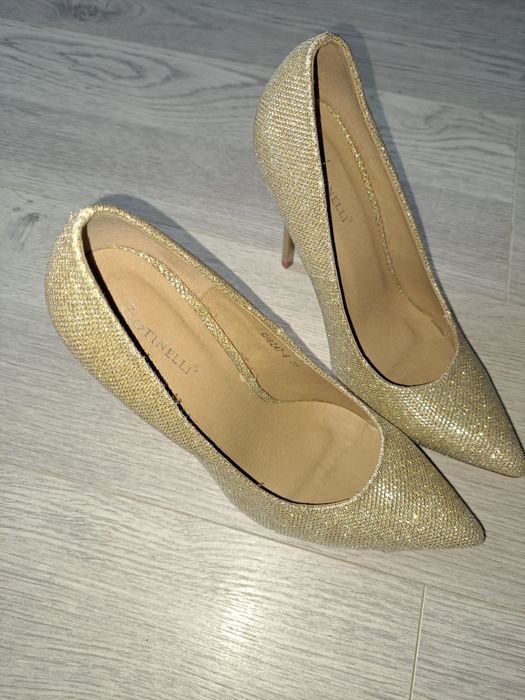 Pantofi aurii eleganti