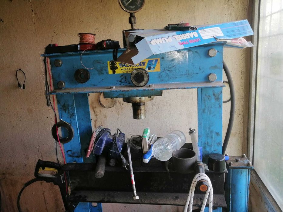 Vând  echipamente și scule service auto