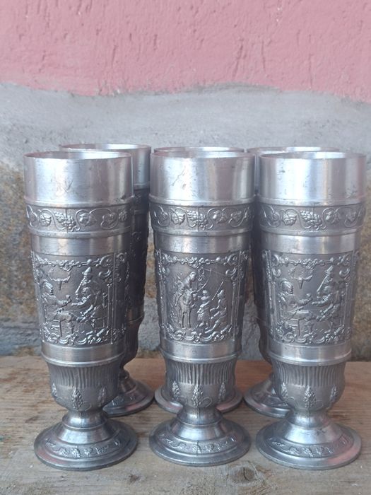 Paharele prezentate în imagine sunt pocale germane vintage din cositor