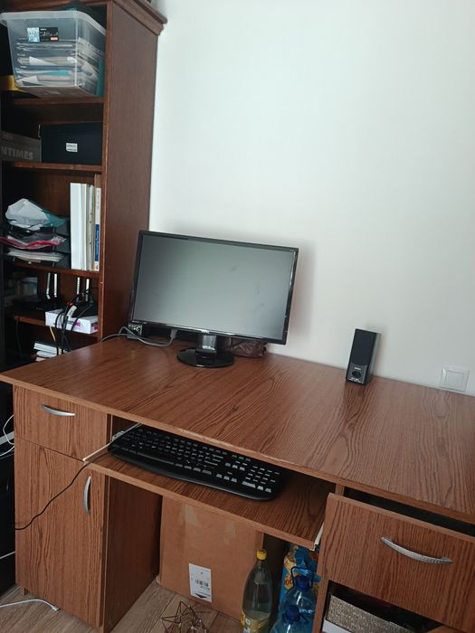 Birou spațios cu 2 sertare și 2 spatii de  depozitare (135 x 75 cm), stare buna