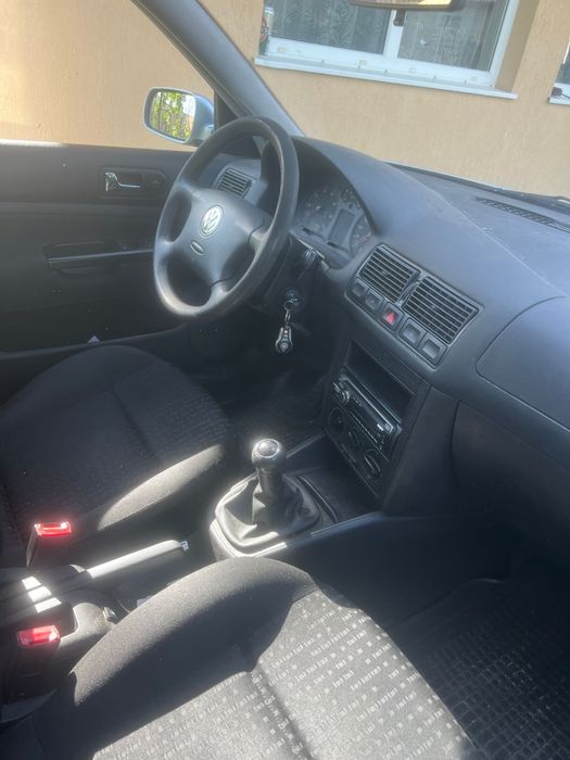 Vand sau dezmembrez volkaswage Golf 4