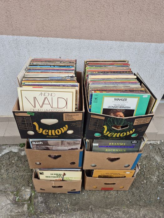 Vând lot 100 de discuri vinil cu muzică clasică mixtă pentru pick-up.