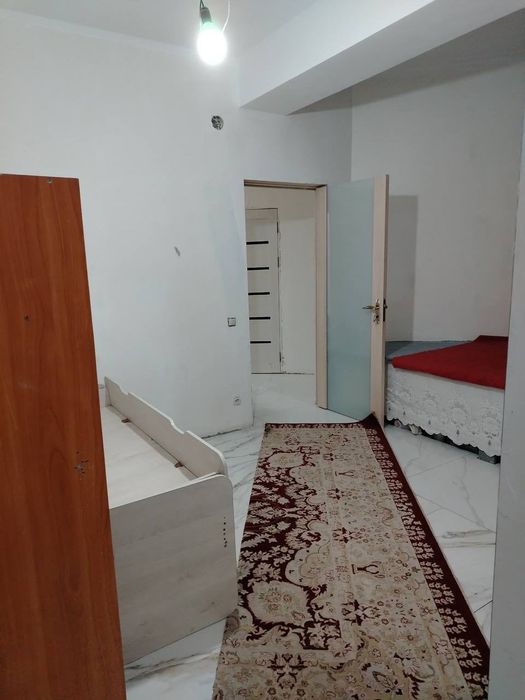 1 комната с балконом со всеми удобствами..
Ко