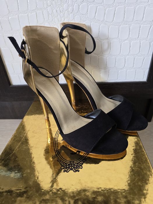 Продам босоножки на каблуке