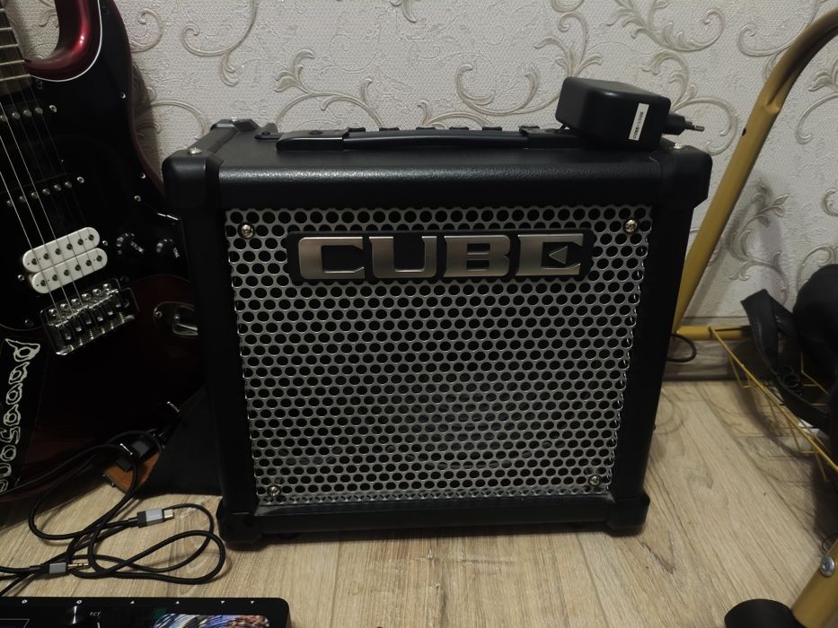 Продам комбо усилитель Roland Cube GX-10