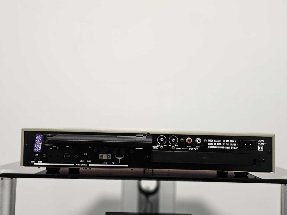 Tuner stereo Akai AT-V04