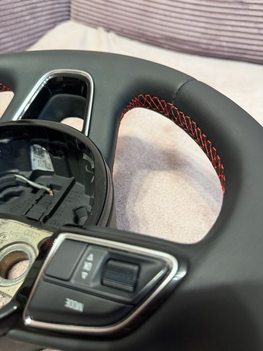 Volan tapitat cu piele neteda si cusatura rosie Audi A6 ,A4,A7,Q7,Q5 2014+