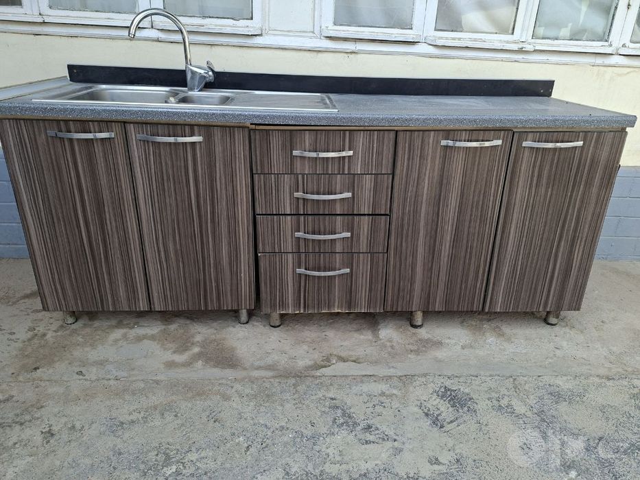 Kuxinni mebel tepasi bilan
