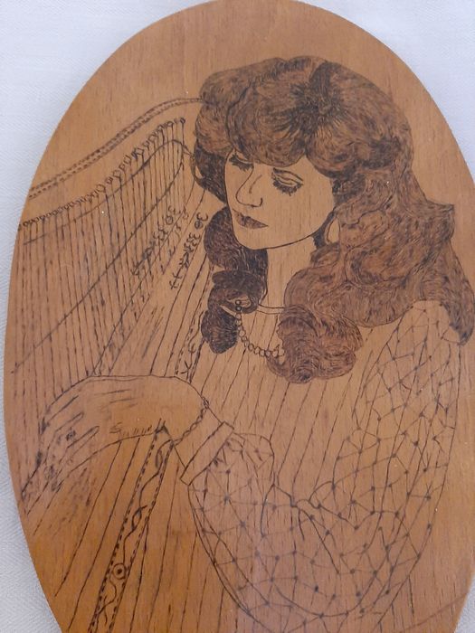 Красива дама. Пирографирано върху дърво.