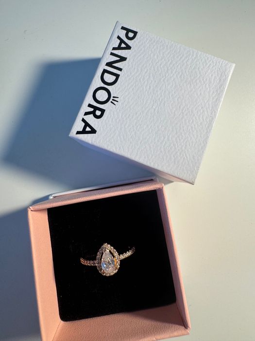 Пръстен Pandora розово злато,в оригиналната си кутия и е размер 54