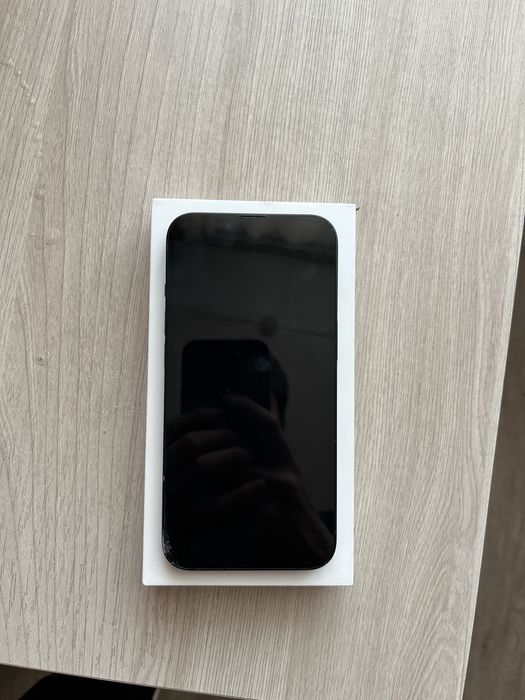 Продам Айфон 13