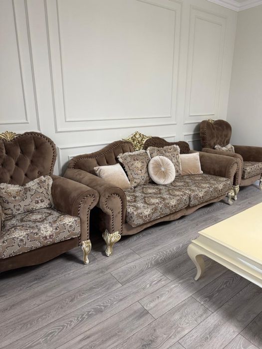 Продам диван с двумя креслами