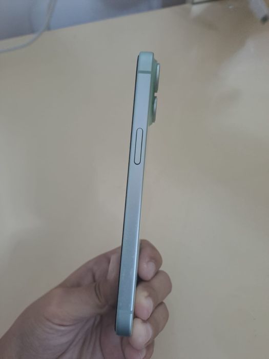 Iphone 15 зеленый свет