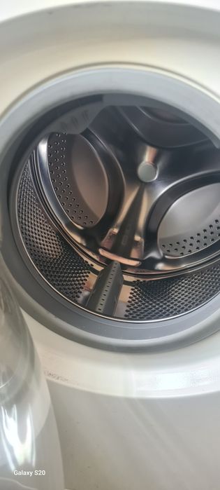 Пералня ARISTON хубава