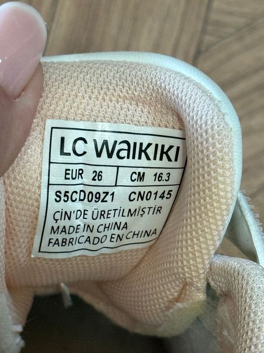 Продам детские кроссовки