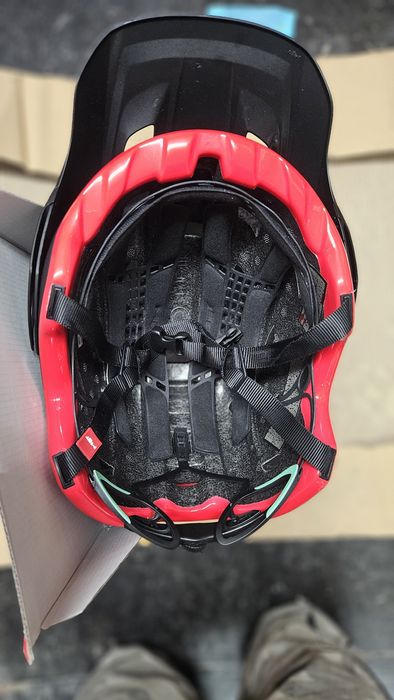 Велосипедна каска Met Roam