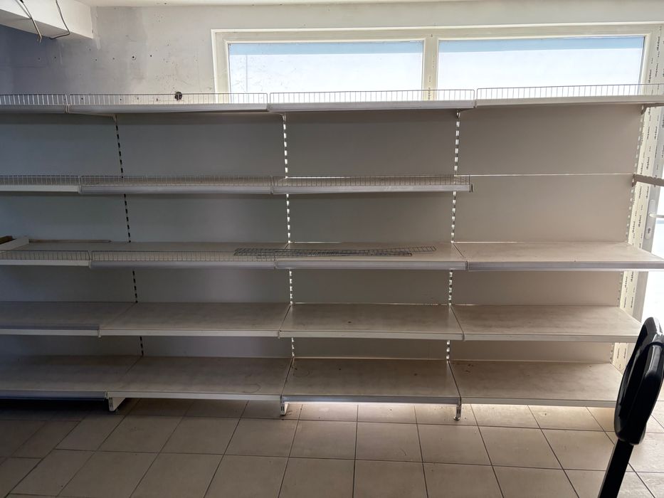 Продава се хладилна ветрина за колбаси,млека и други и метални стилажи