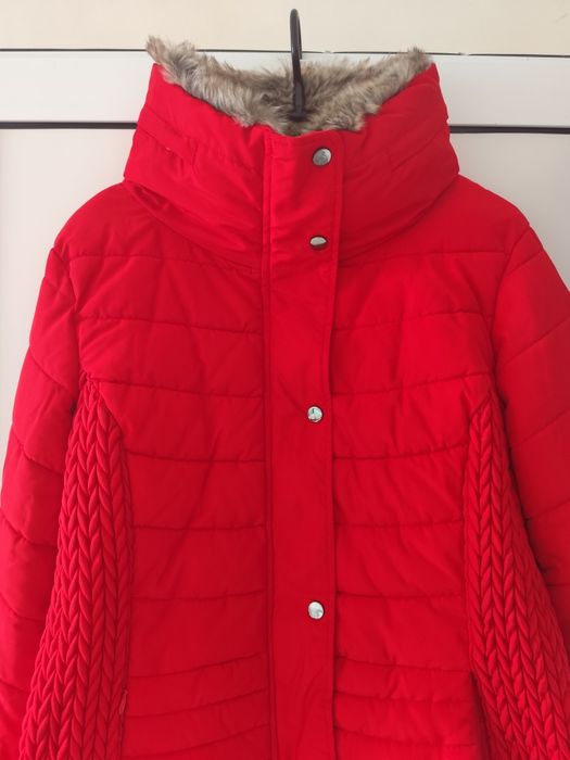 Червено зимно яке с пухена яка