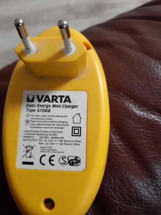 Vând încărcător Varta