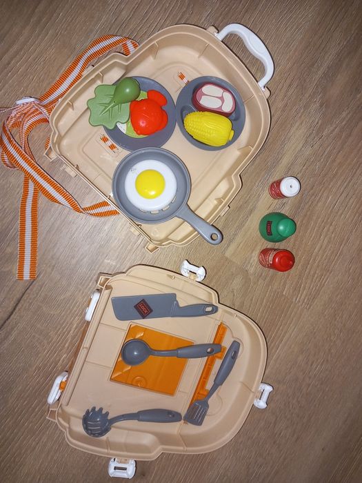 Детски играчки куфар с гримове и за готвене и дървени играчки