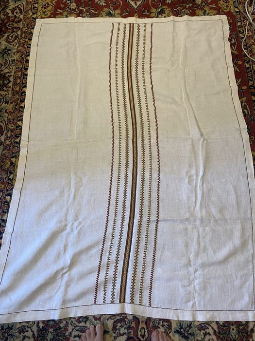 Fata masa brodata manual