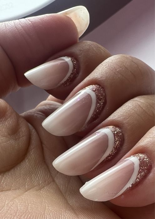 Unghii cu gel , semipermanenta , tips reutilizabil.