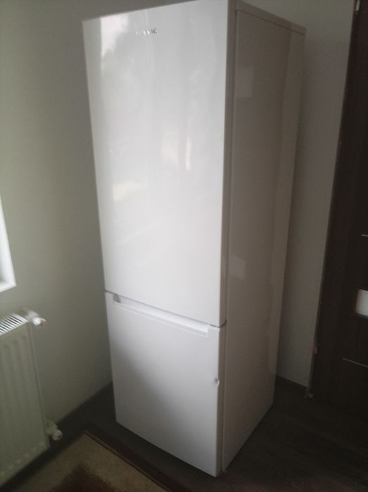 Frigider arctic este aproape nou preț 1150 lei neg Nr 0735106213.