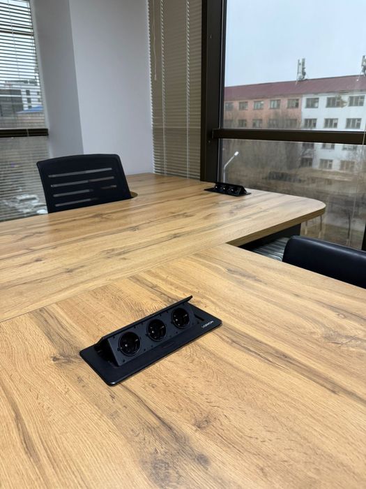 Офисная мебель. Стол и шкаф