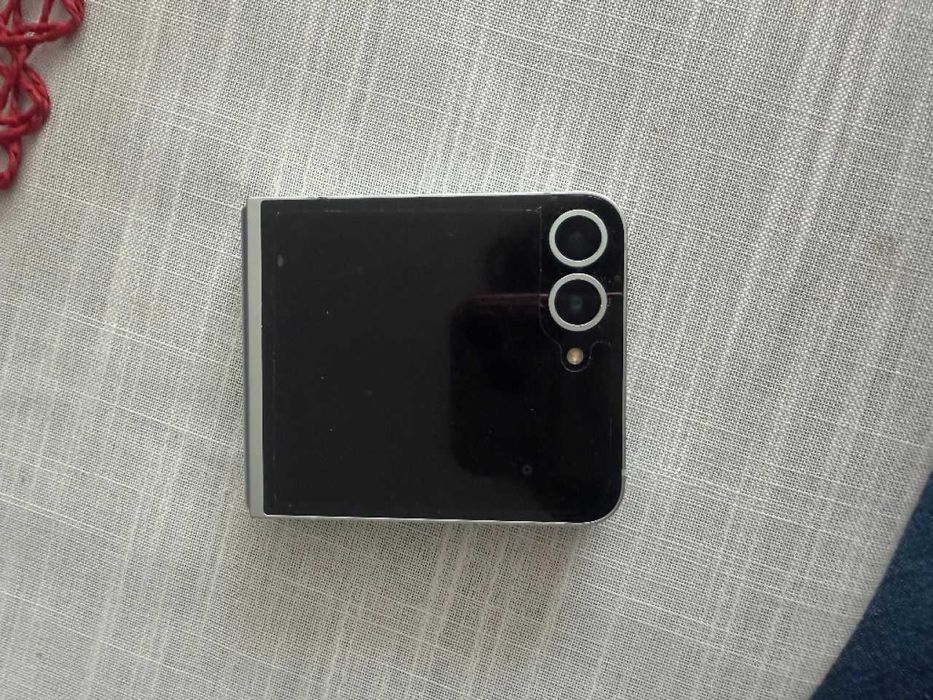 SAMSUNG Z FLIP 6 ; НОВ НЕУПОТРЕБЯВАН !!!!