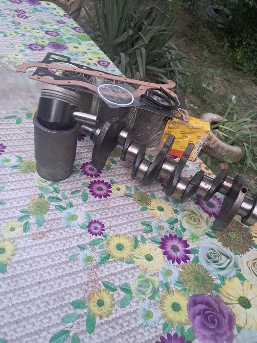 De vânzare lot de piese pt Dacia 1300 set motor