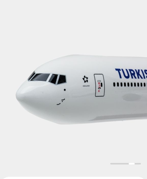 Самолет модел   BOEING 777-300 Turkish Airlines)  led podstavkoy
TURKI