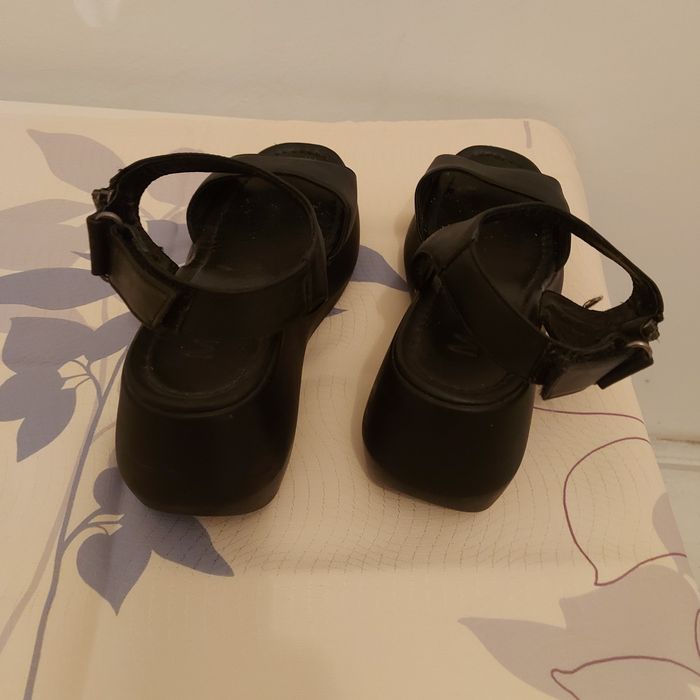 Vind sandale din piele , mărimea 37.