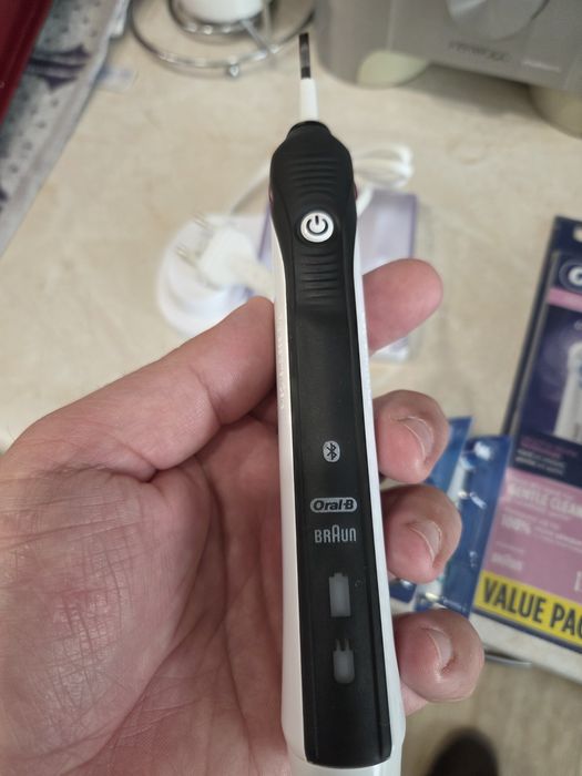 Две ел.четки Oral-B за зъби+ 12бр.накрайници за тях