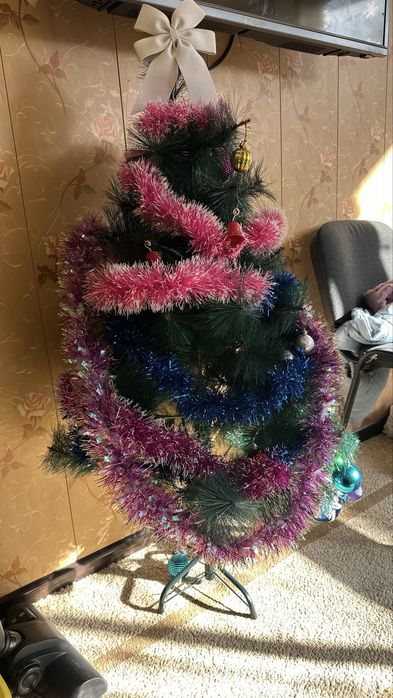 Продаётся ёлка со всеми игрушками, гирляндами и бантики в подарок