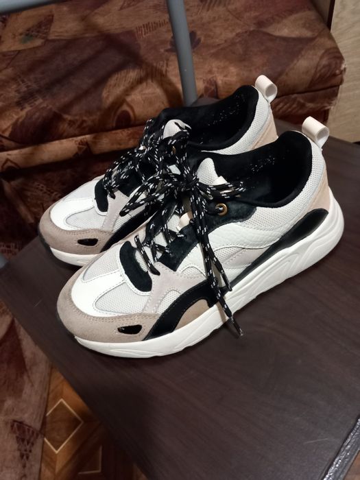 Продавам дамски маратонки.