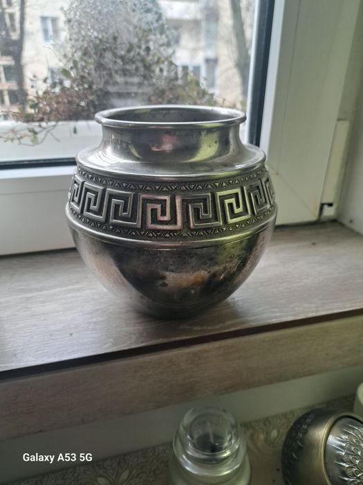 Vas metalic cu model grecesc, 15 cm