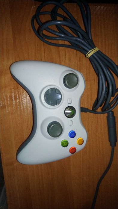 Конзола Xbox 360 С Джойстик кабели и игра Assasins creed 3