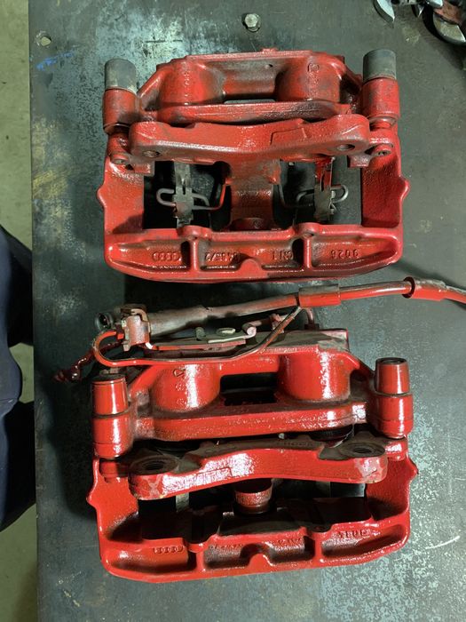 Продам перед.Суппорта на Ауди А8 D2