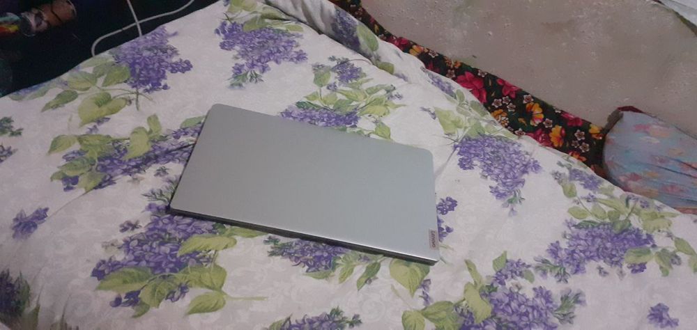Noutbuk nomi Lenovo 1yil ishlagan holati yangi