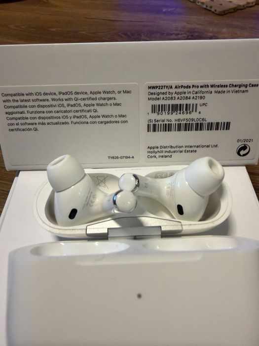 AirPods Pro with Wireless Charging Case