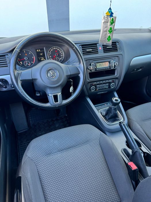 VOLKSWAGEN Jetta 2012 — imagine 3